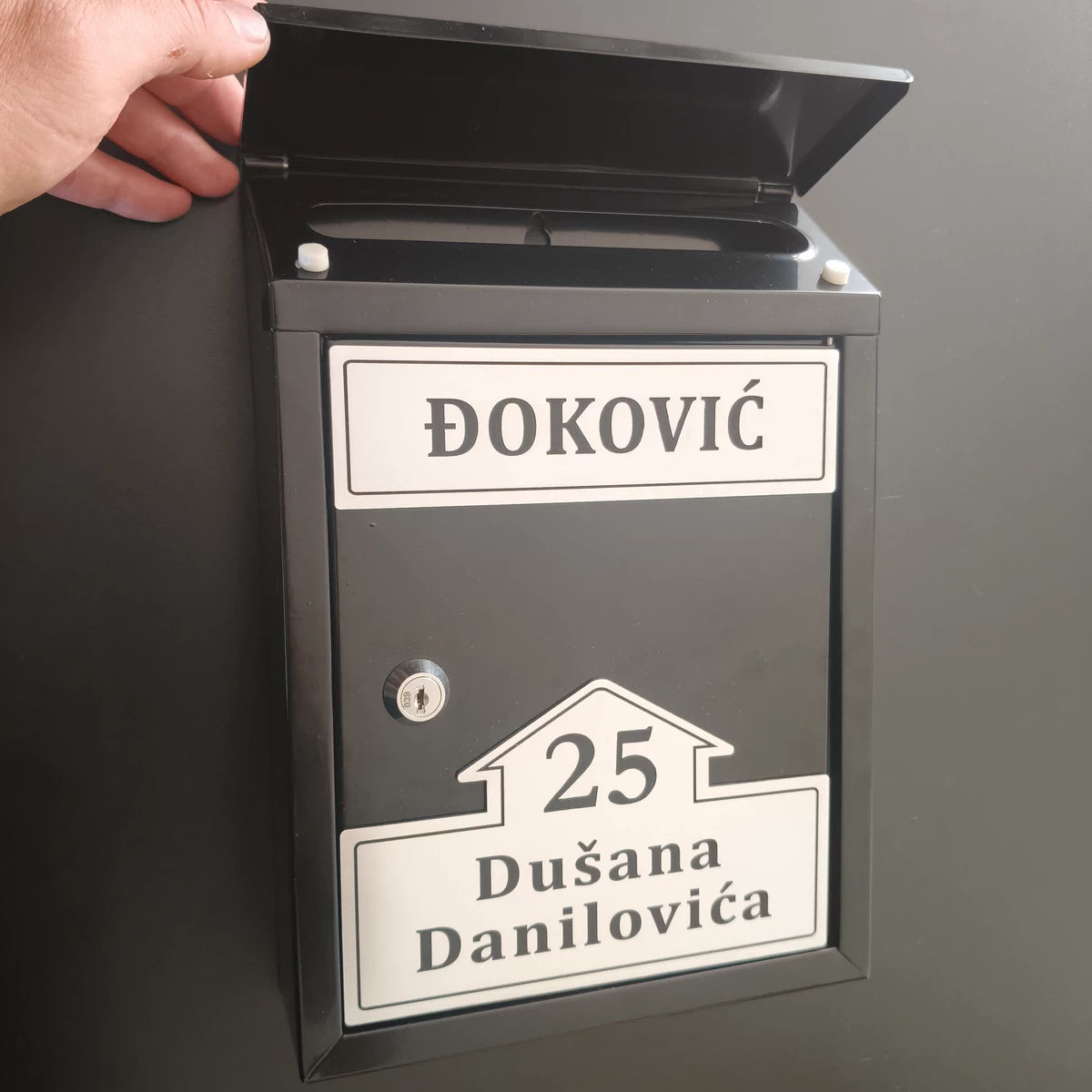 Crno poštansko sanduče sa pokretnim krovom 01