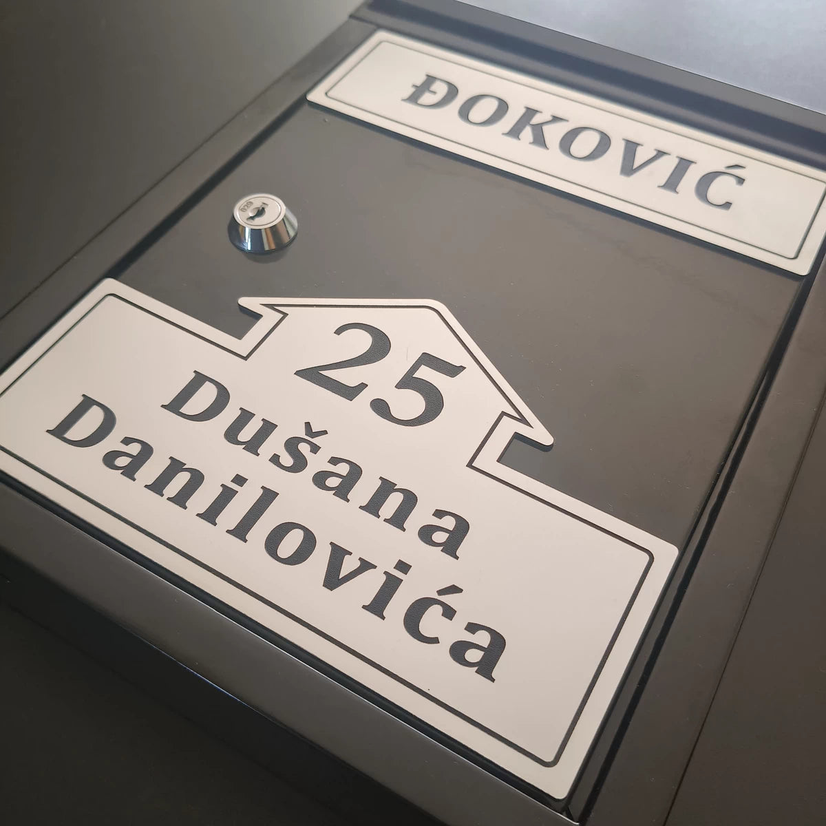 Crno poštansko sanduče sa pokretnim krovom 03