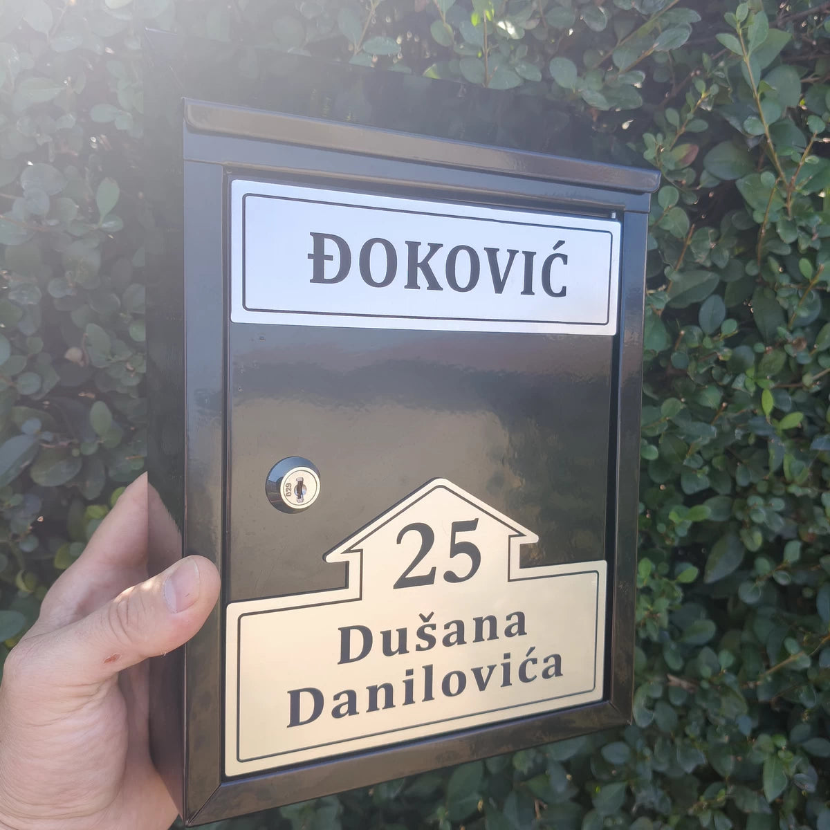 Crno poštansko sanduče sa pokretnim krovom 05