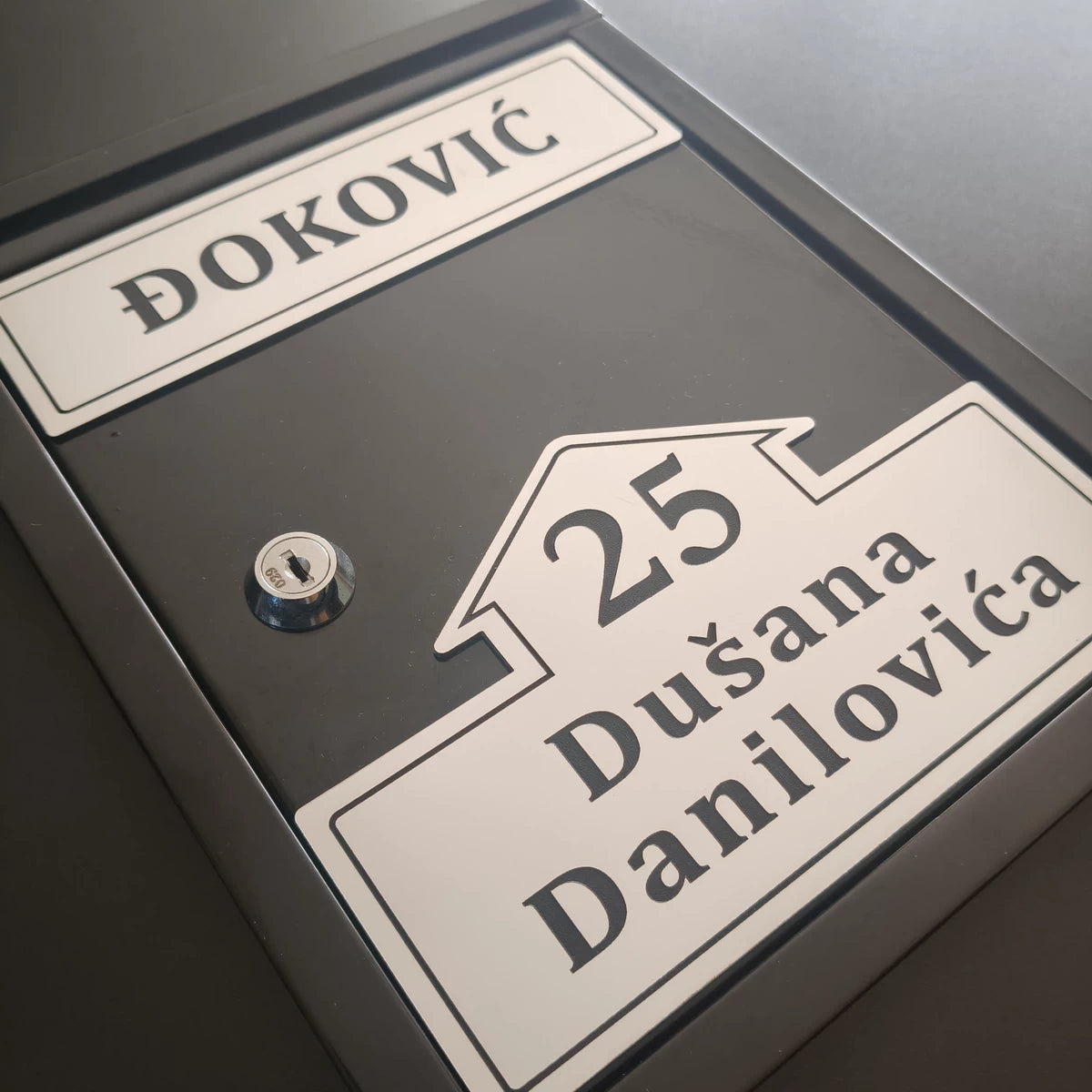 Crno poštansko sanduče sa pokretnim krovom 09