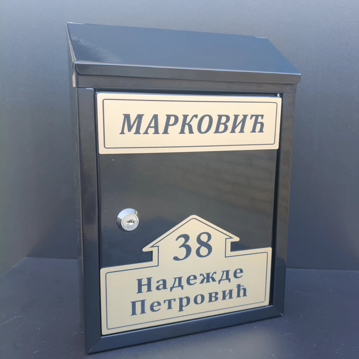 Crno poštansko sanduče sa pokretnim krovom 10