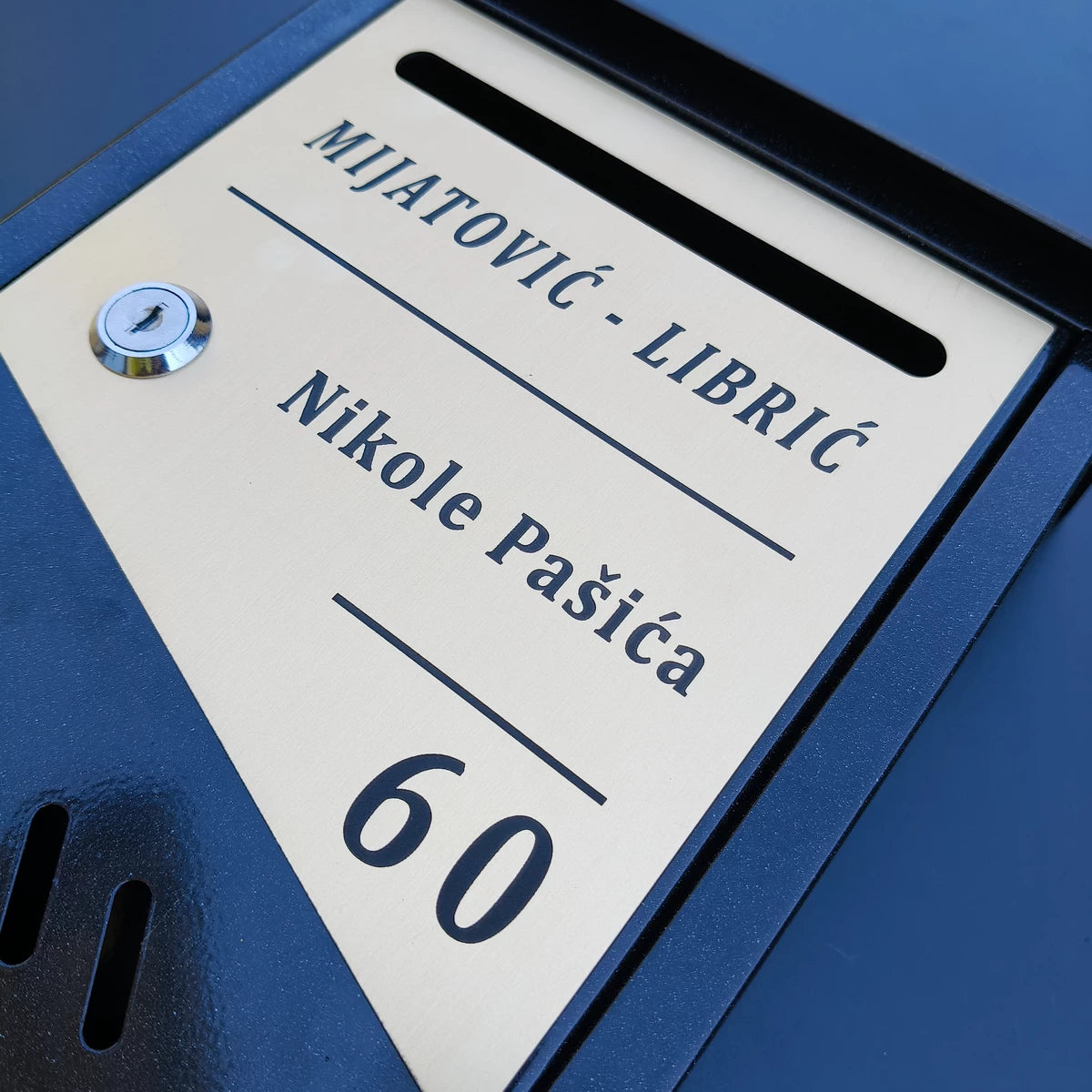 Personalizovano crno poštansko sanduče 22