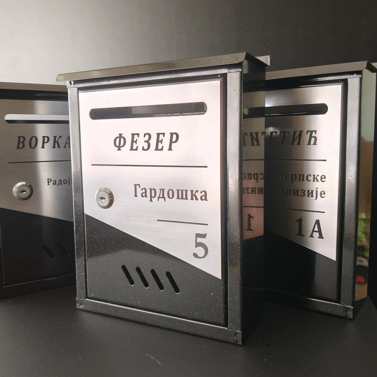 Personalizovano crno poštansko sanduče 85