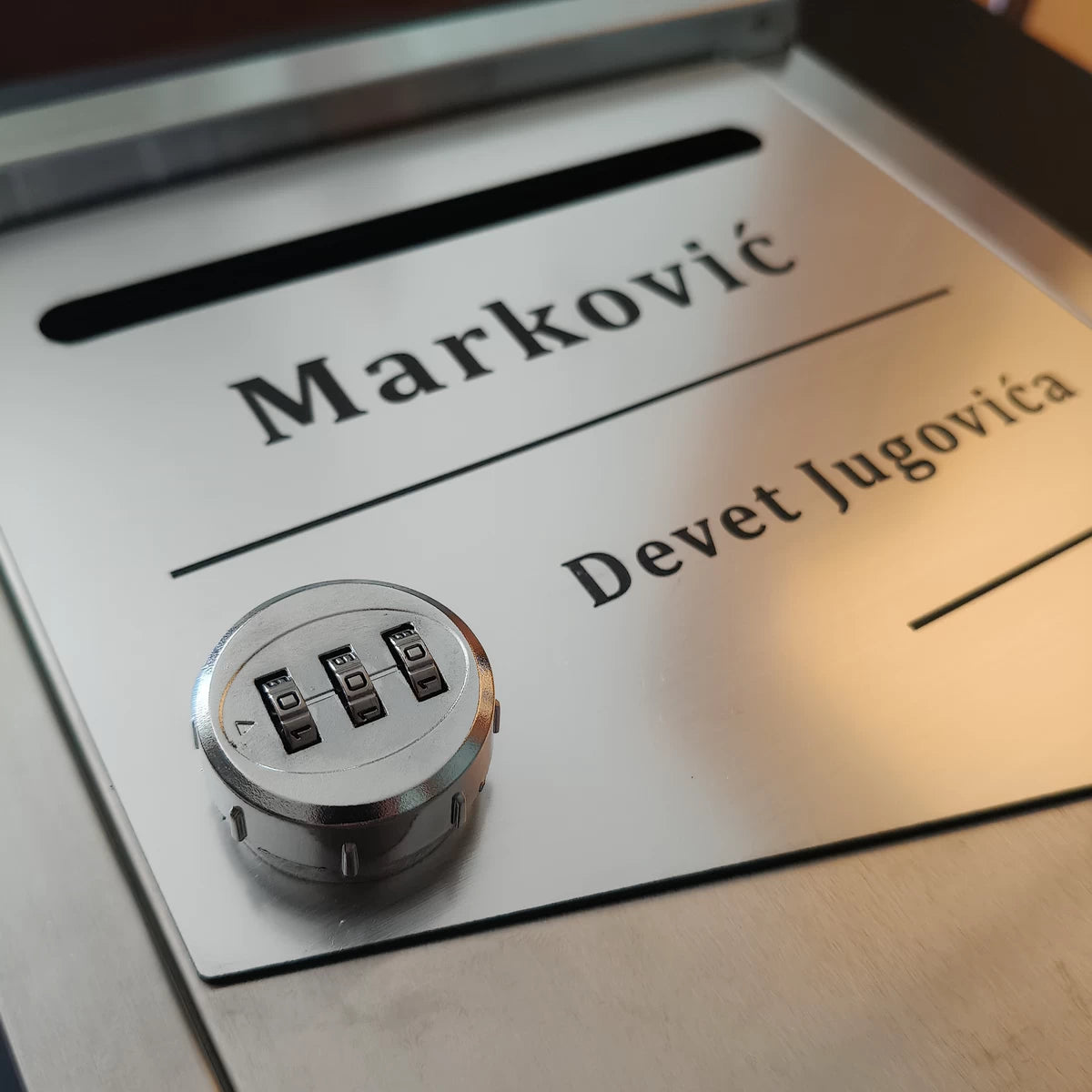 Poštansko sanduče sa personalizovanom gravurom i šifrom 07