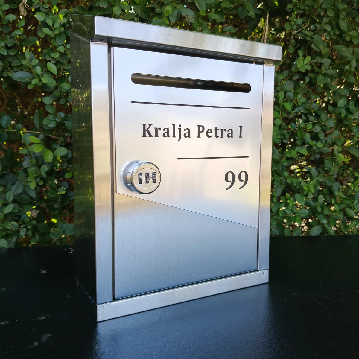 Poštansko sanduče sa personalizovanom gravurom i šifrom 08