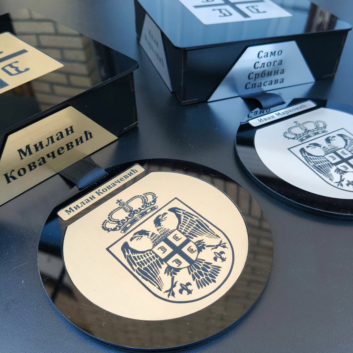 Samo sloga srbina spasava medalja u kutiji 03