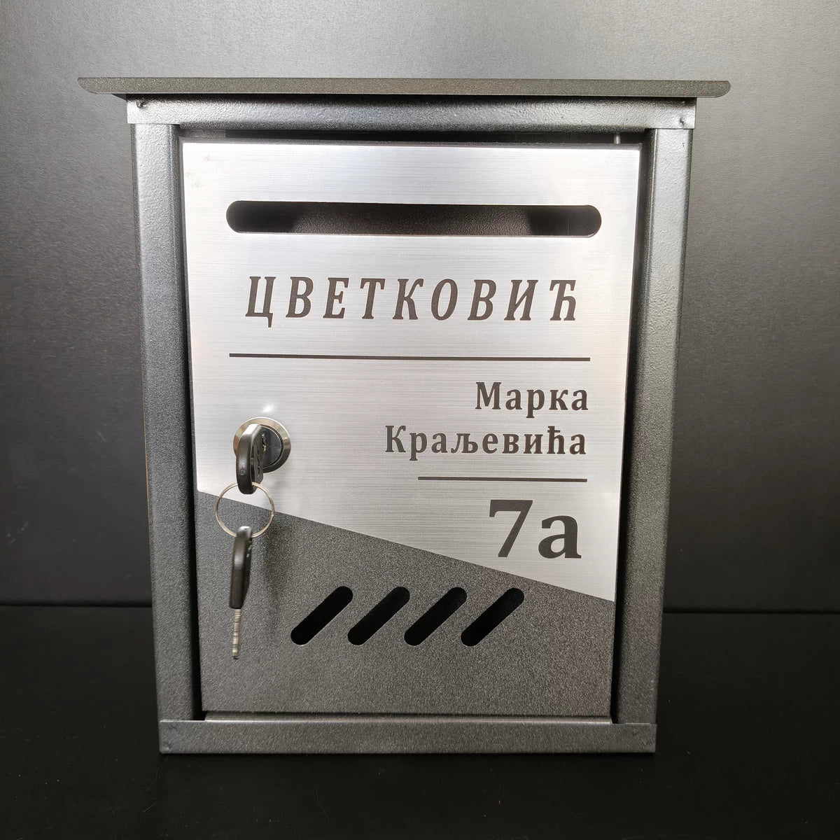 Sivo poštansko sanduče sa personalizacijom 01