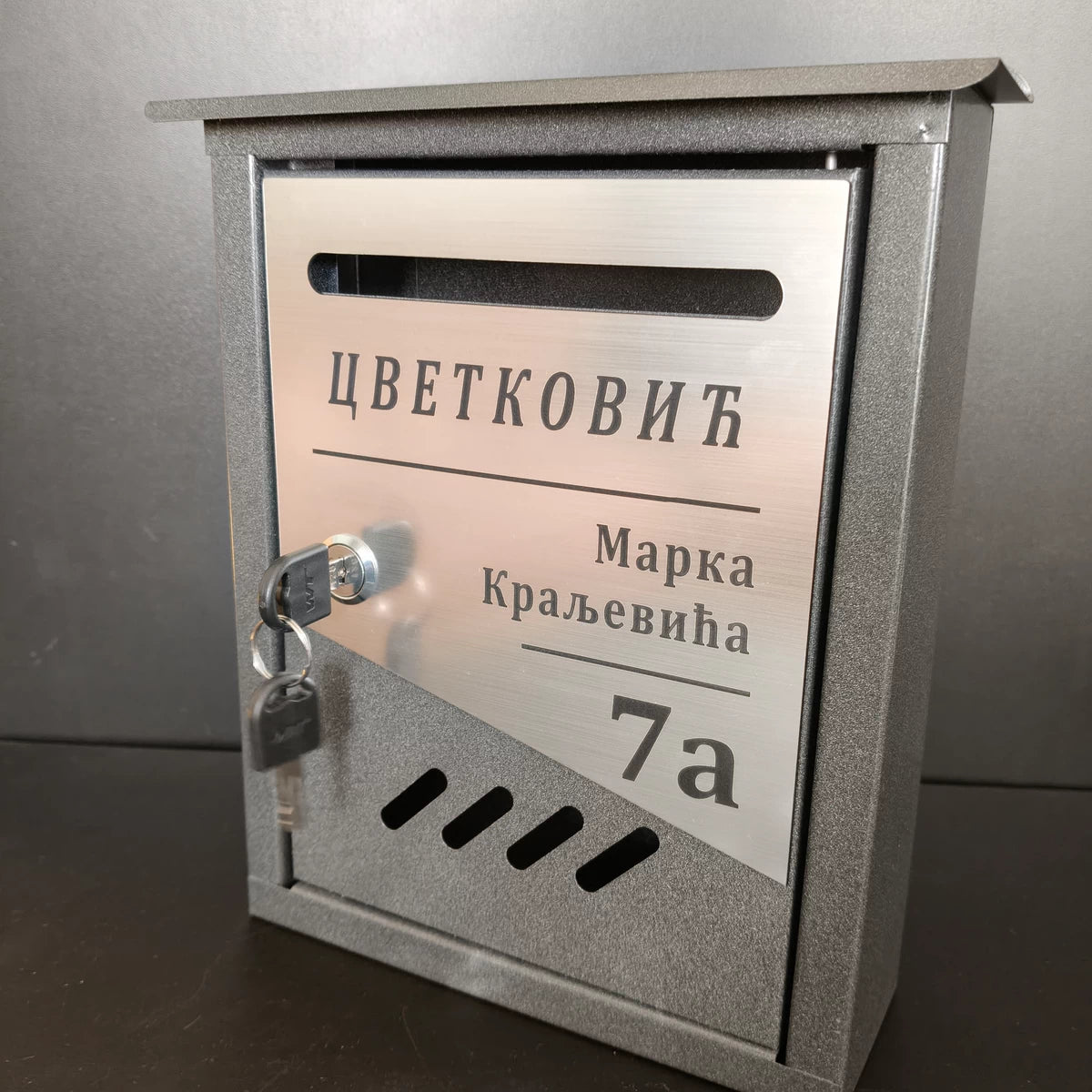 Sivo poštansko sanduče sa personalizacijom 03