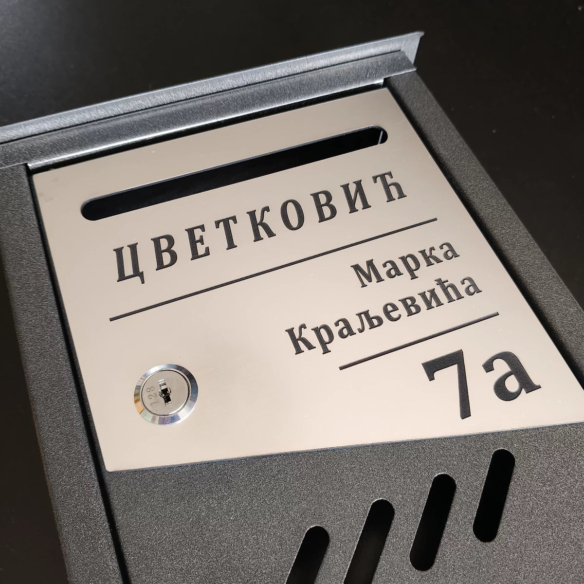 Sivo poštansko sanduče sa personalizacijom 05