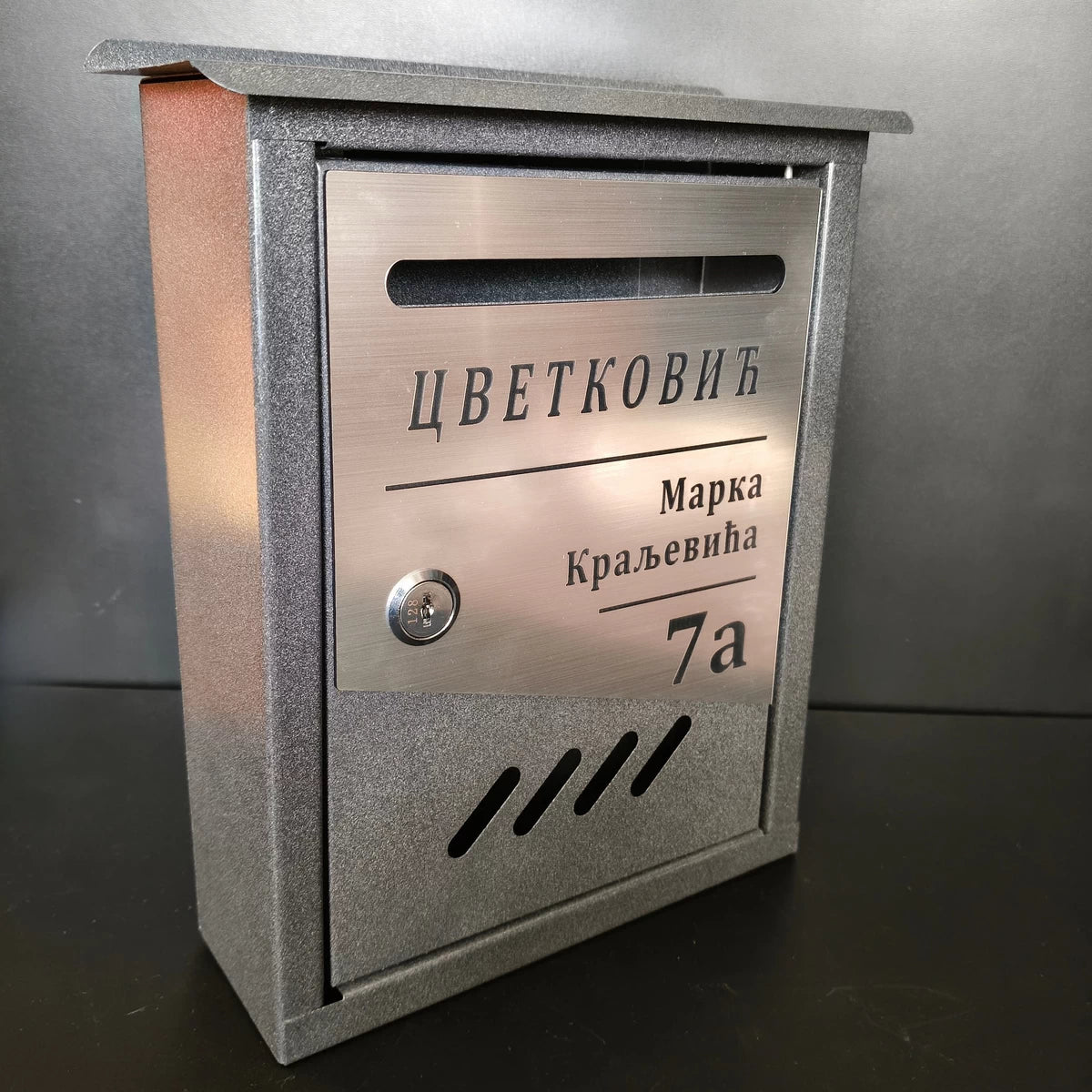Sivo poštansko sanduče sa personalizacijom 09