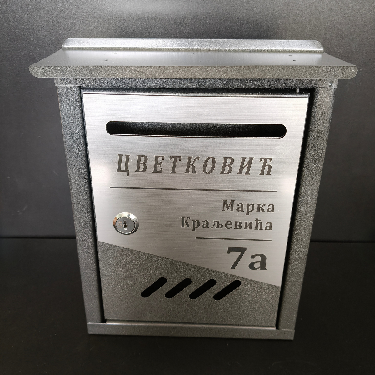 Sivo poštansko sanduče sa personalizacijom 10