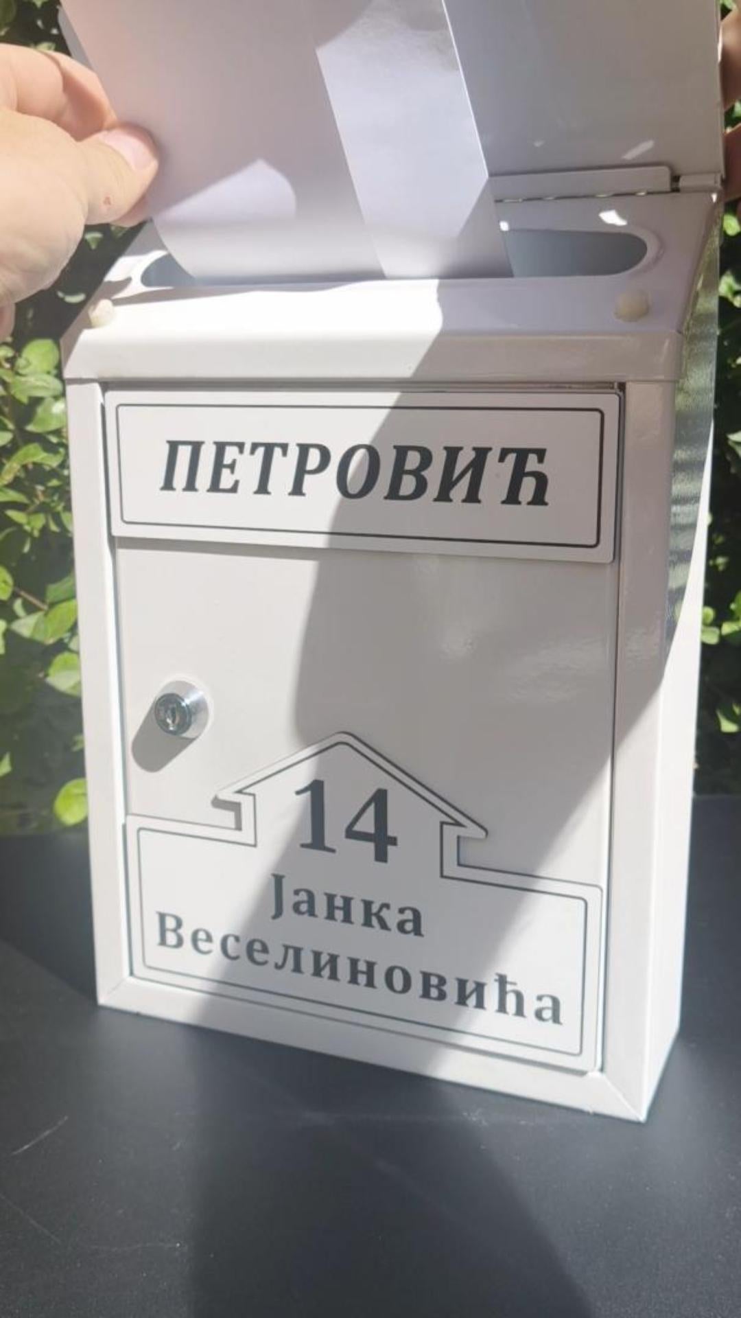 Personalizovano belo poštansko sanduče sa pokretnim krovom - Model PS3