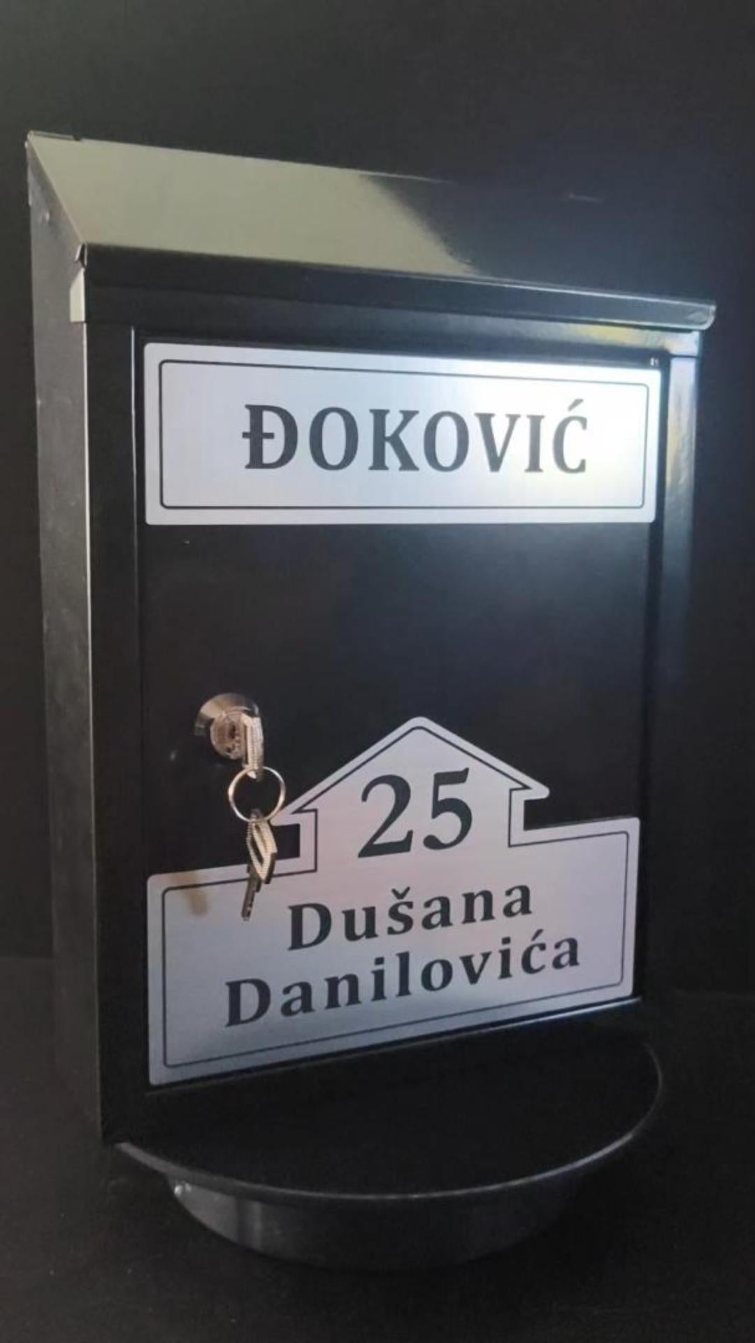 Crno poštansko sanduče sa pokretnim krovom 51