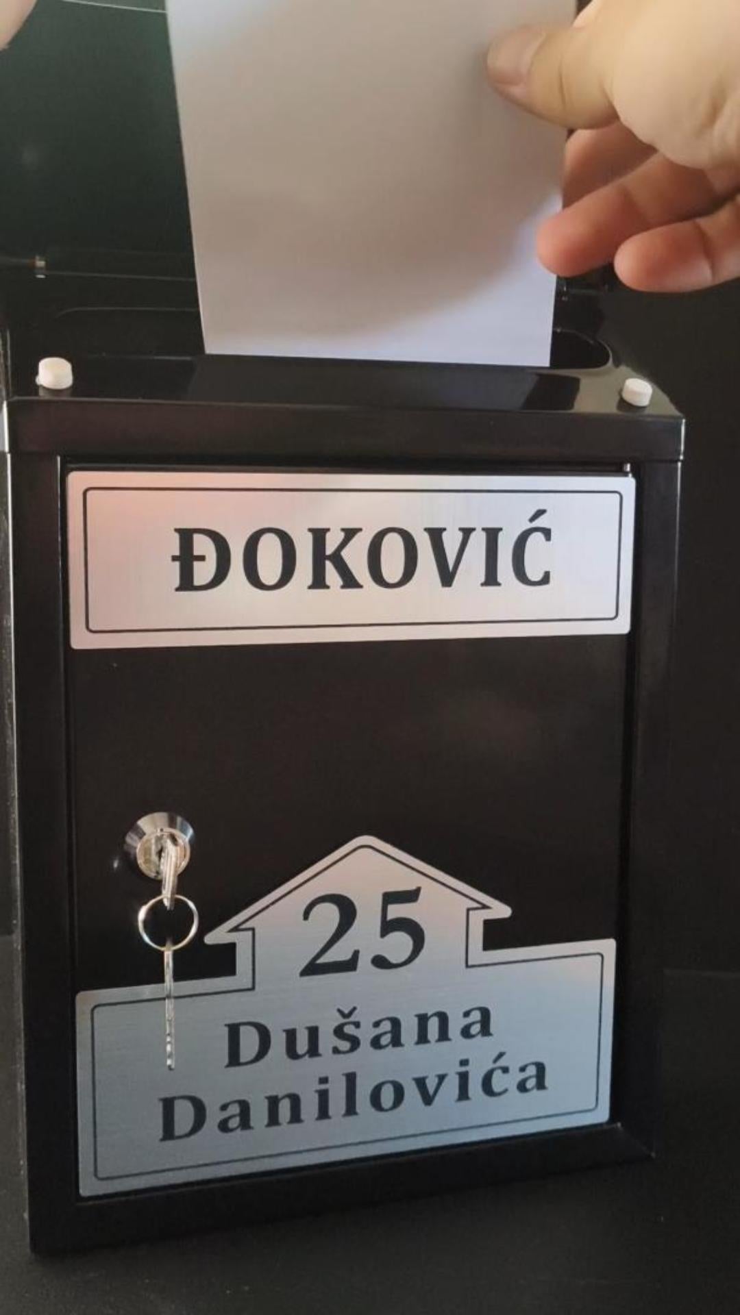 Crno_postansko_sanduce_sa_pokretnim_krovom_52