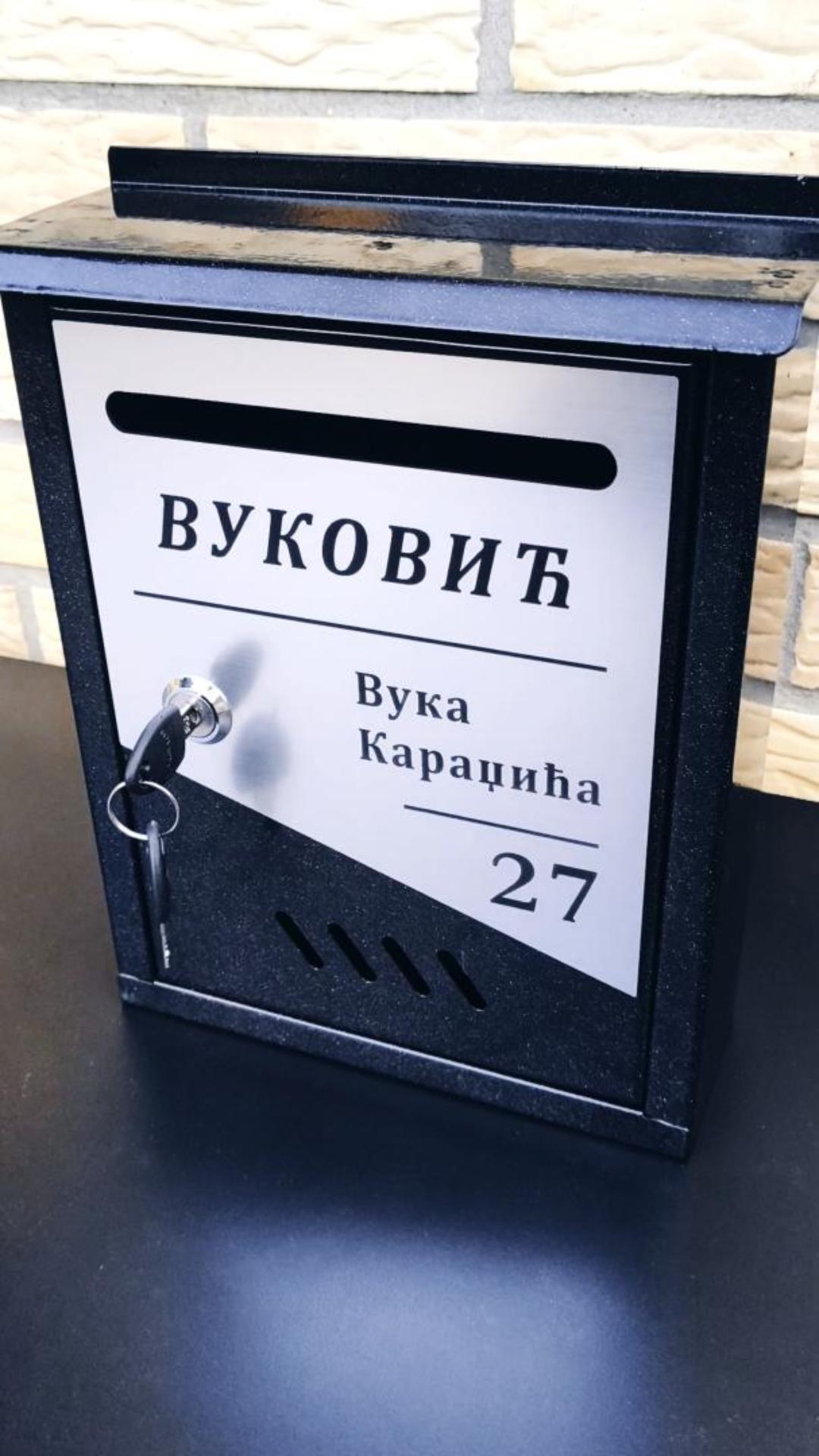 Personalizovano crno poštansko sanduče 92